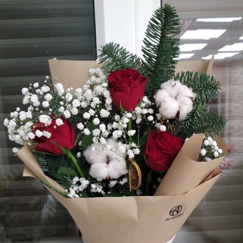 Зимний букет-комплимент с красной розой Кения в корейской упаковке