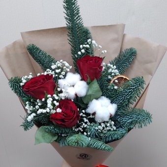 Зимний букет-комплимент с красной розой Кения в корейской упаковке