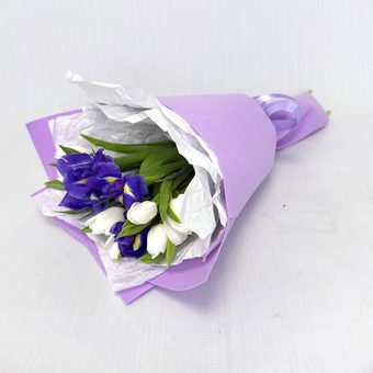 Flowwow Комплект (277) Букет из синих ирисов и белых тюльпанов (M)