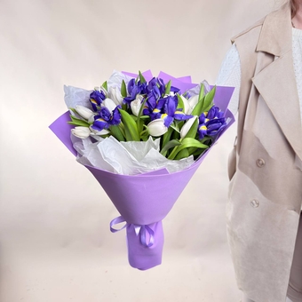 Flowwow Комплект (278) Букет из синих ирисов и белых тюльпанов (L)
