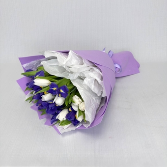 Flowwow Комплект (278) Букет из синих ирисов и белых тюльпанов (L)