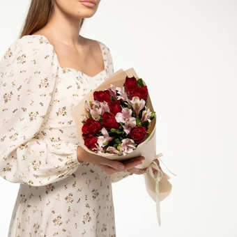 Flowwow Комплект (010) Роза кения 50см MADAM RED (красн) + Альстромерия, (М)
