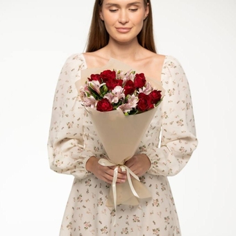 Flowwow Комплект (010) Роза кения 50см MADAM RED (красн) + Альстромерия, (М)