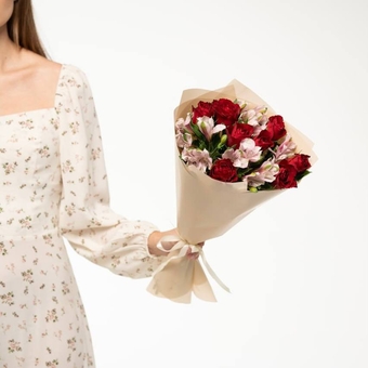Flowwow Комплект (010) Роза кения 50см MADAM RED (красн) + Альстромерия, (М)