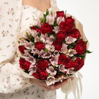 Flowwow Комплект (015) Роза кения 50см MADAM RED (красн) + Альстромерия, (L)