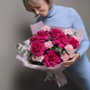 Букет из малиновых французских роз, диантусов с эвкалиптом - L в корейской упаковке
