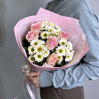 Букет из светло-розовых роз Кения, хризантем Сантини - S