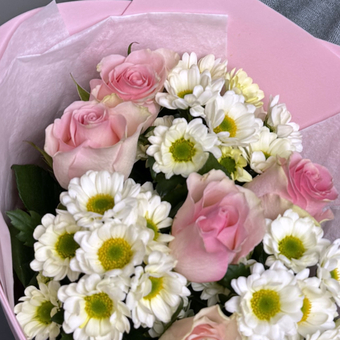 Букет из светло-розовых роз Кения, хризантем Сантини - S