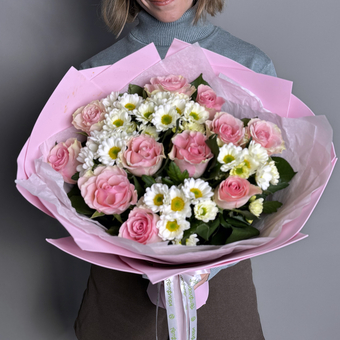 Букет из светло-розовых роз Кения, хризантем Сантини - M