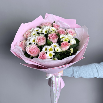Букет из светло-розовых роз Кения, хризантем Сантини - M