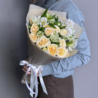 Букет из кремовых кустовых роз и альстромерий - S