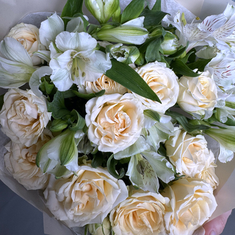 Букет из кремовых кустовых роз и альстромерий - S