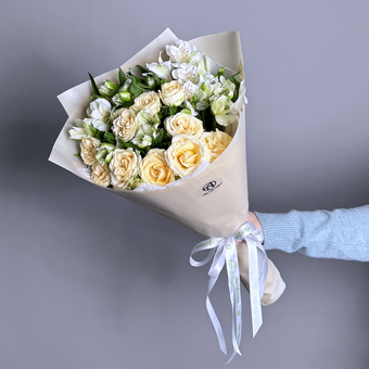 Букет из кремовых кустовых роз и альстромерий - S