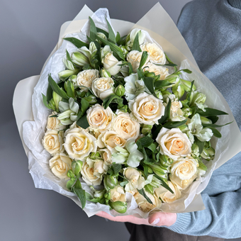 Букет из кремовых кустовых роз и альстромерий - L