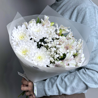 Белоснежный букет из кустовой хризантемы, алстромерий и гипсофилы