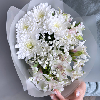 Белоснежный букет из кустовой хризантемы, алстромерий и гипсофилы