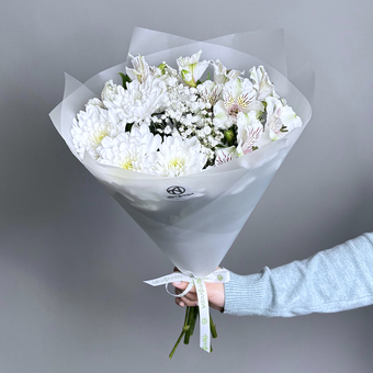 Белоснежный букет из кустовой хризантемы, алстромерий и гипсофилы