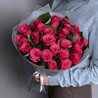 Букет из 25 роз Кения "Такази" (50 см) в матовой упаковке
