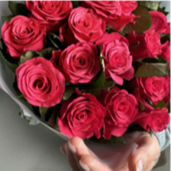 Букет из 25 роз Кения "Такази" (50 см) в матовой упаковке