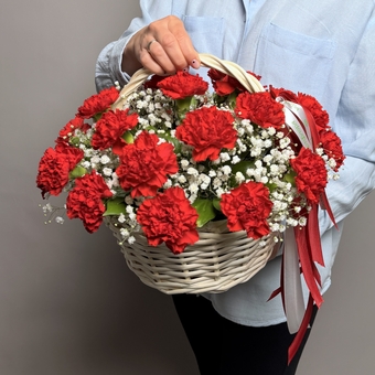 Корзина с красной гвоздикой и гипсофилой