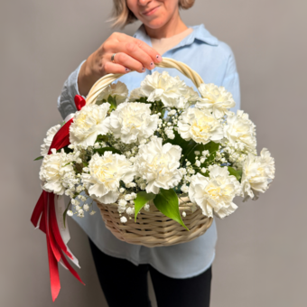 Корзина с белой гвоздикой и гипсофилой
