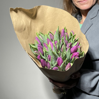Охапка 50 тюльпанов фиолетовые (Голландия)