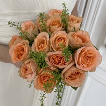 Букет невесты из персиковых роз с зеленью