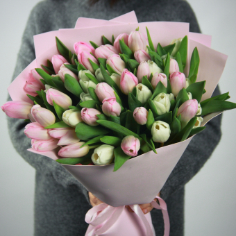Букет из 51 розового и белого тюльпана в фоамиране