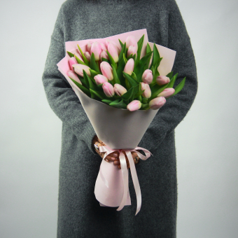 Букет из 25 розовых тюльпанов в фоамиране