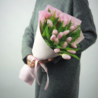 Букет из 25 розовых тюльпанов в фоамиране