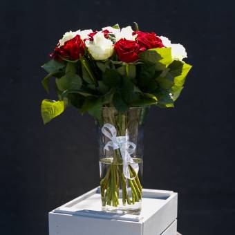 Набор 25 красных и белых роз 50 см (Кения) и ваза