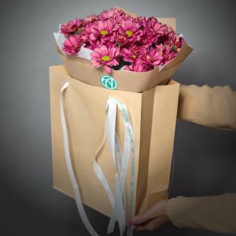 Сумочка с букетом с розовой хризантемой Бакарди