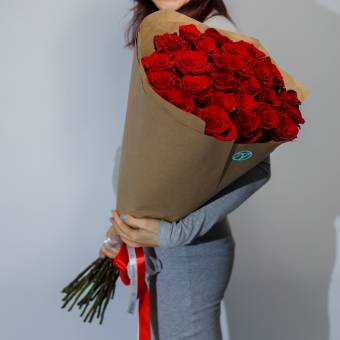 Букет из 25 красных роз 70 см (РФ)