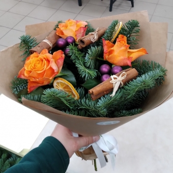 Новогодний букет-комплимент из оранжевых роз 50 см (Кения)