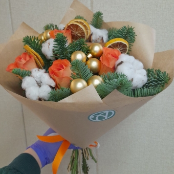 Новогодний букет из 5 оранжевых роз 50 см (Кения)