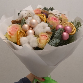 Новогодний букет из 5 розовых роз 50 см (Кения)