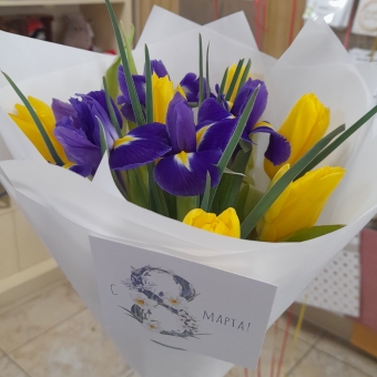 7 желтых тюльпанов с ирисами в упаковке