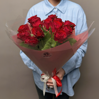 Букет из красных роз Кения в двойной корейской кальке