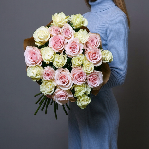 Букет из 25 белых и розовых роз 70 см (Эквадор)