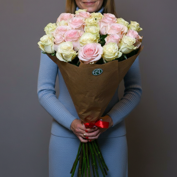 Букет из 25 белых и розовых роз 70 см (Эквадор)