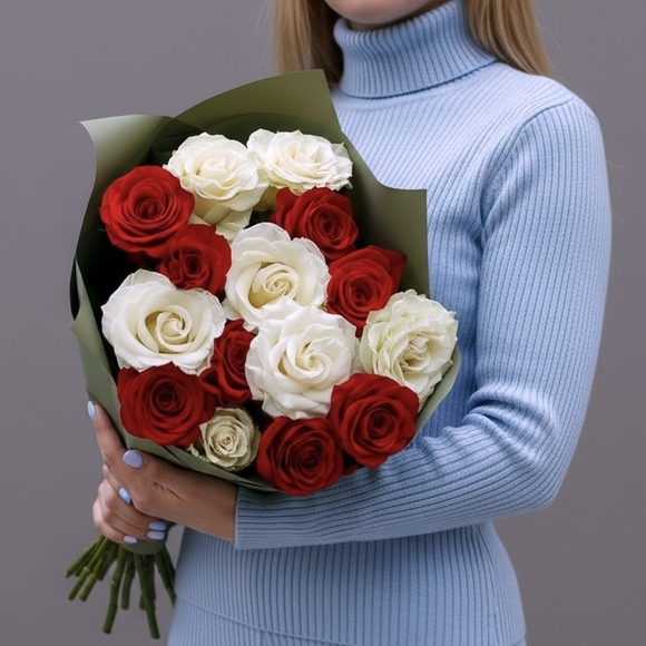 Букет из 15 красных и белых роз 70 см (Эквадор)