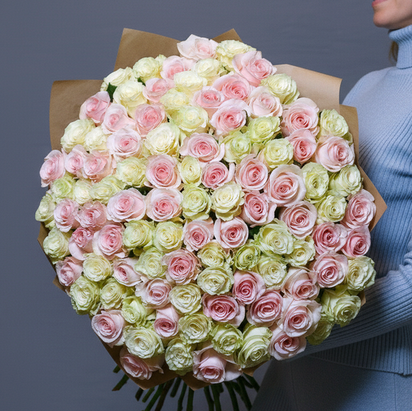 Букет из 101 розовой и белой розы 70 см (Эквадор)
