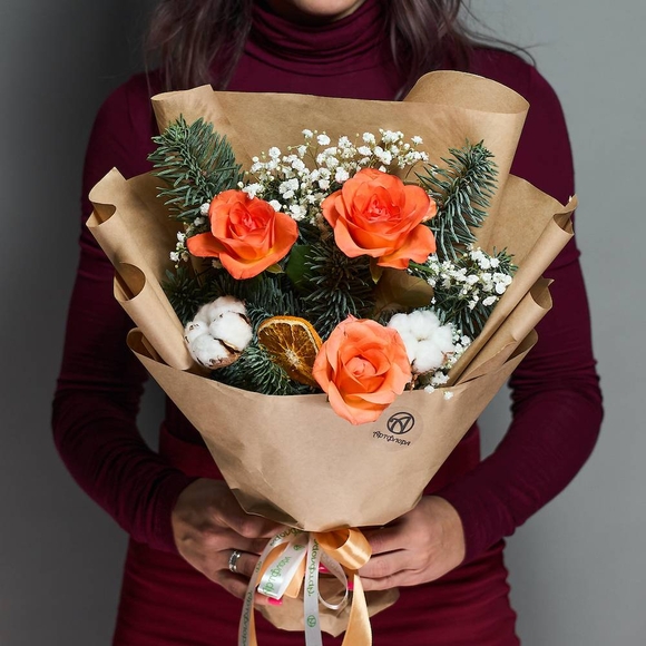 Зимний букет-комплимент с оранжевой розой Кения в корейской упаковке
