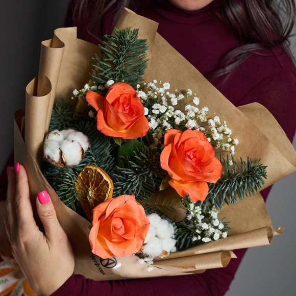 Зимний букет-комплимент с оранжевой розой Кения в корейской упаковке