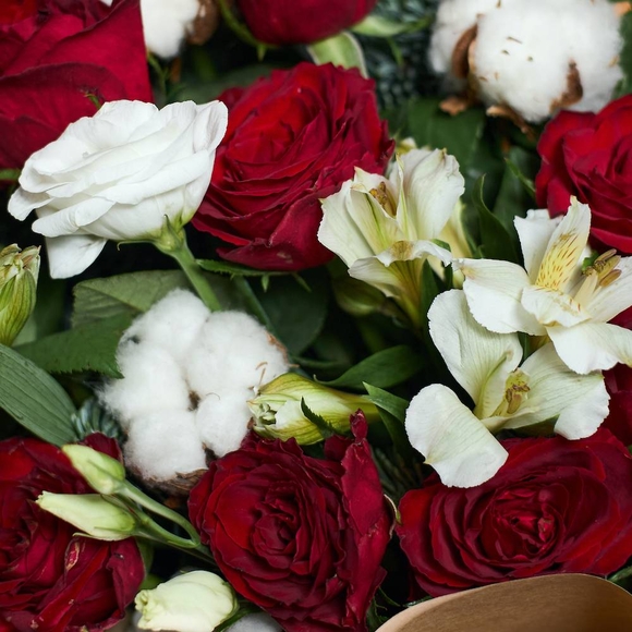 Зимний букет с красной розой Кения, эустомой и альстромерией в корейской упаковке