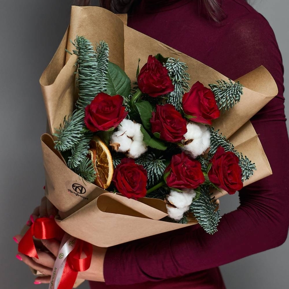 Зимний букет с красной розой Кения - M в корейской упаковке