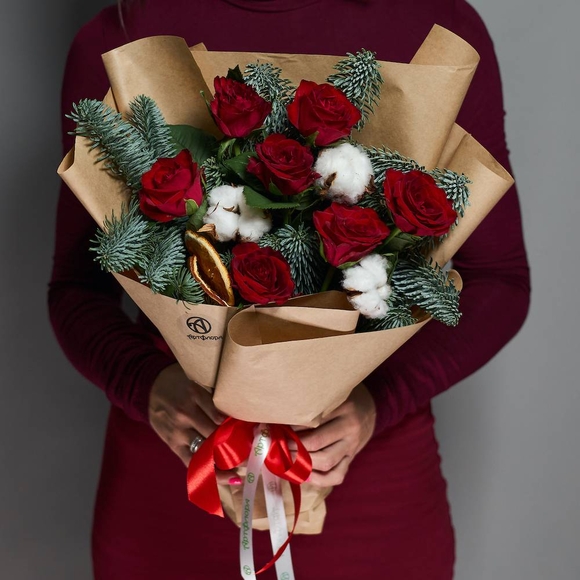 Зимний букет с красной розой Кения - M в корейской упаковке