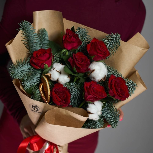 Зимний букет с красной розой Кения - M в корейской упаковке