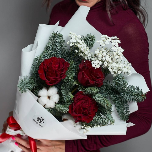 Зимний букет с красной розой Эквадор - S в корейской упаковке