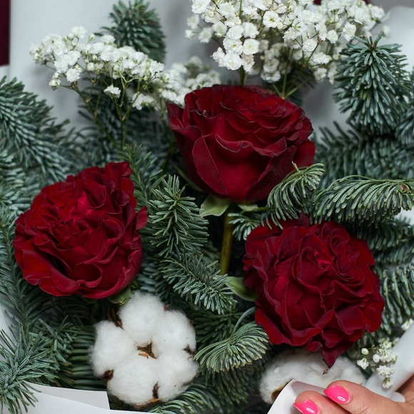 Зимний букет с красной розой Эквадор - S в корейской упаковке